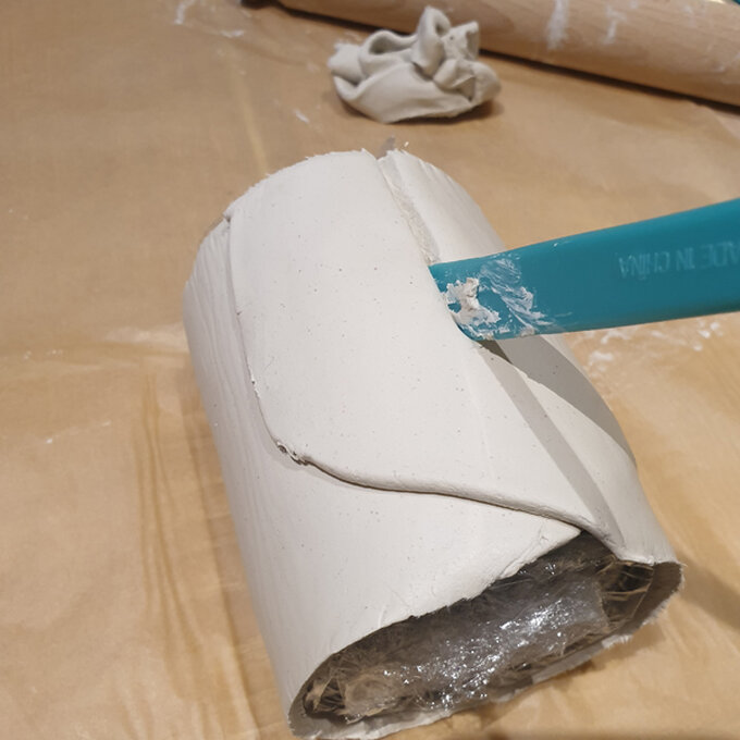 idea_messy-crafts-for-kids-pots_step3a.jpg?sw=680&q=85