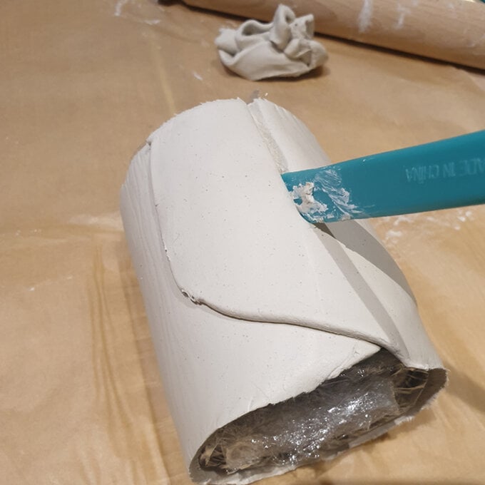 idea_messy-crafts-for-kids-pots_step3a.jpg?sw=680&q=85