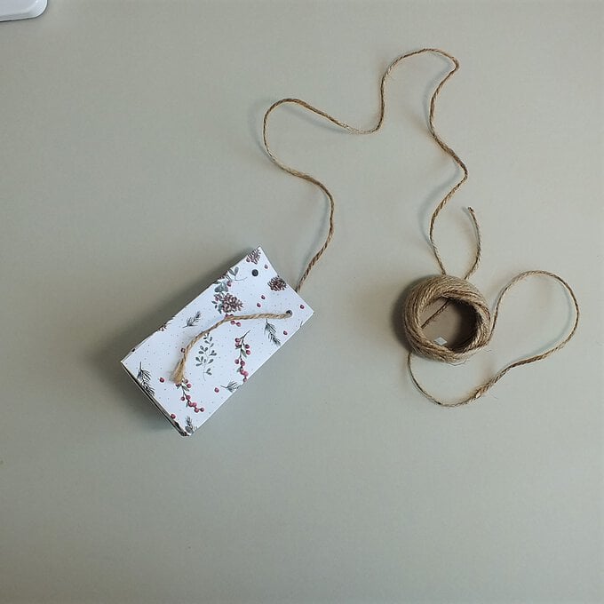 papercraft-christmas-advent-calendar_gift-bag_step5.jpg?sw=680&q=85