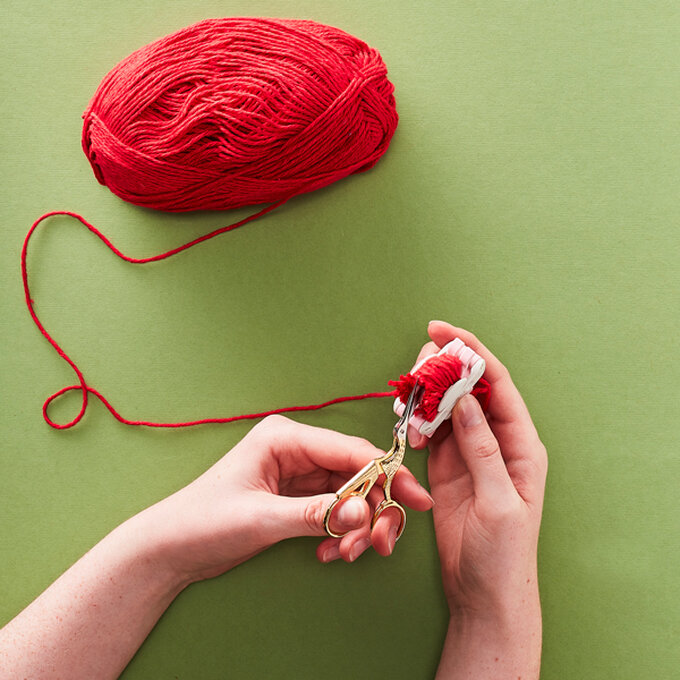 600x600_GSI_Gift_Wrap_Pom_2.jpg?sw=680&q=85