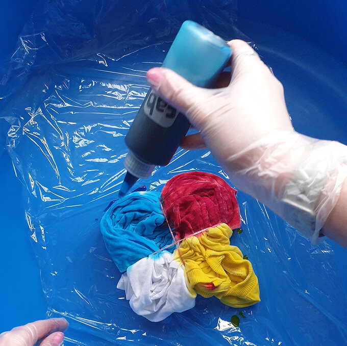 How-to-tie-dye-a-t-shirt_Spiral%20step%206a.jpg?sw=680&q=85