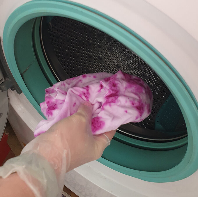 How-to-tie-dye-a-t-shirt_Mottled%20effect%20Step%204d.jpg?sw=680&q=85