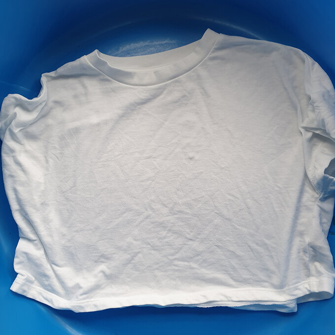 How-to-tie-dye-a-t-shirt_Mottled%20effect%20Step%202.jpg?sw=680&q=85